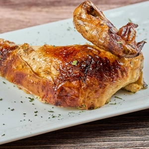 Bandeja Con 1/4 De Pollo Al Carbon/ 1/4 Roasted Chicken