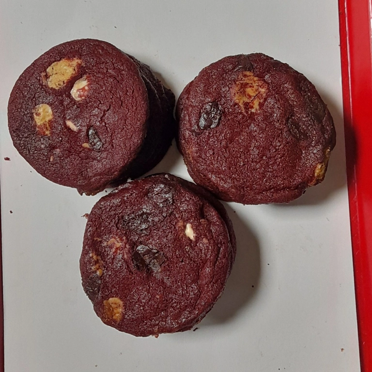 2 Red Velvet Cookies