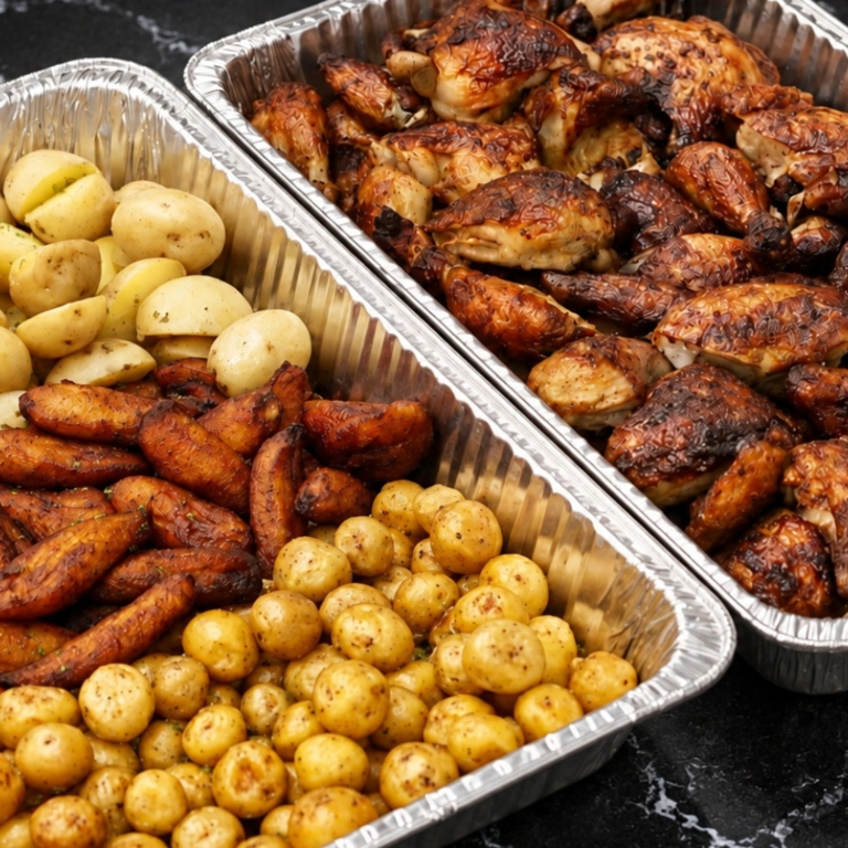 Bandejas de pollo rostizado con papas pequeñas y plátanos en una ciudad no especificada.