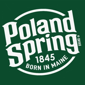 Botella de agua de la marca Poland Spring con etiqueta verde en Carrollton.