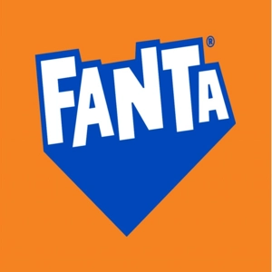 Fanta de Naranja con logo azul sobre fondo naranja en Carrollton.