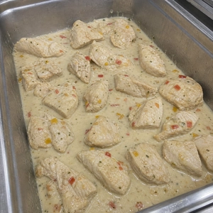 Pollo en crema con trozos de pollo y pimientos en Carrollton.