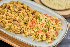 CALENTADO CON HUEVOS AL GUSTO Y AREPA CON QUESO