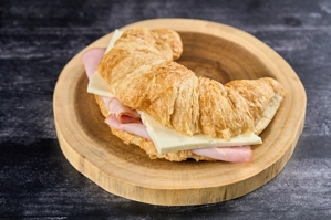 CROISSANT CON JAMON Y QUESO