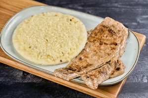 CARNE ASADA Y AREPA CON QUESO