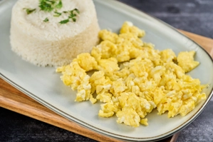 HUEVOS AL GUSTO CON ARROZ BLANCO