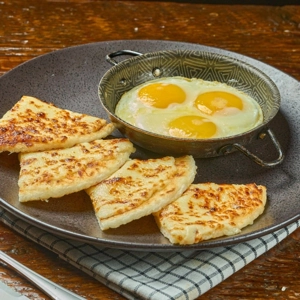 Huevos en Cacerola y Arepa con Queso