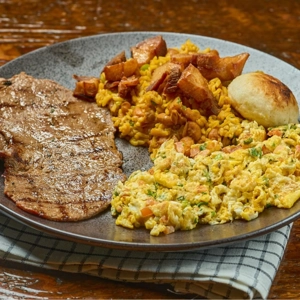 Calentado con Carne Asada y Huevos Pericos