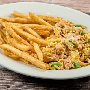 #4 Scrambled Eggs with Ham or Bacon, Tomatoes, Onions, and Peppers & French Fries (2 Huevos Revueltos con Jamón o Bacon, Tomate, Cebolla y Pimentos con Papas Fritas)