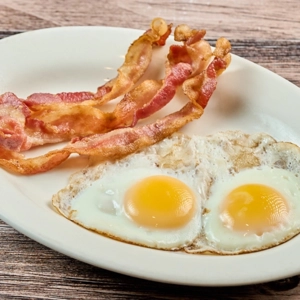 #1 Eggs with Bacon or Ham (2 Huevos con Bacon o Jamon)