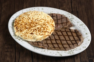 Carne a la brasa con arepa y queso