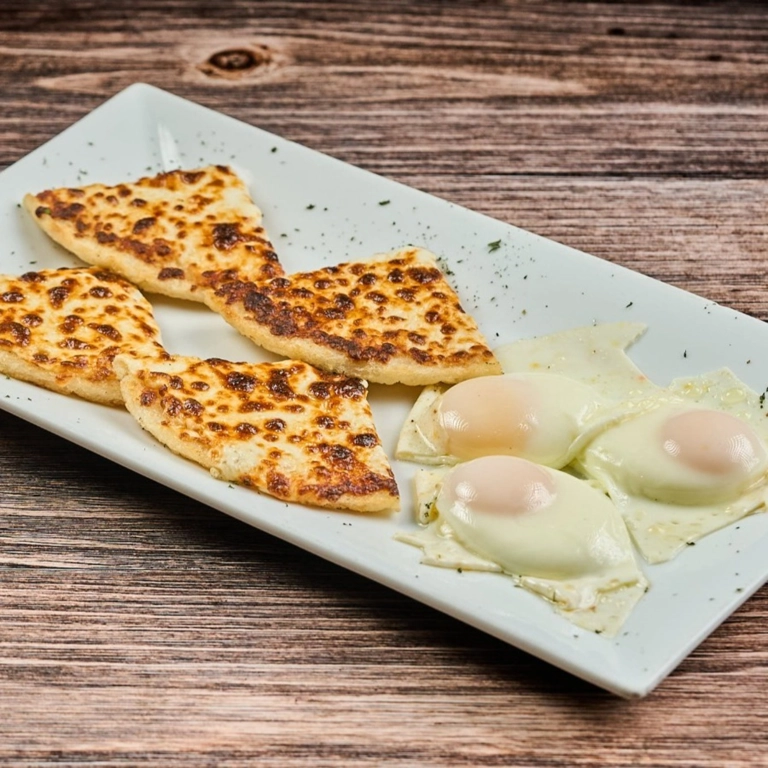 Huevos en Caserola con Arepa con Queso