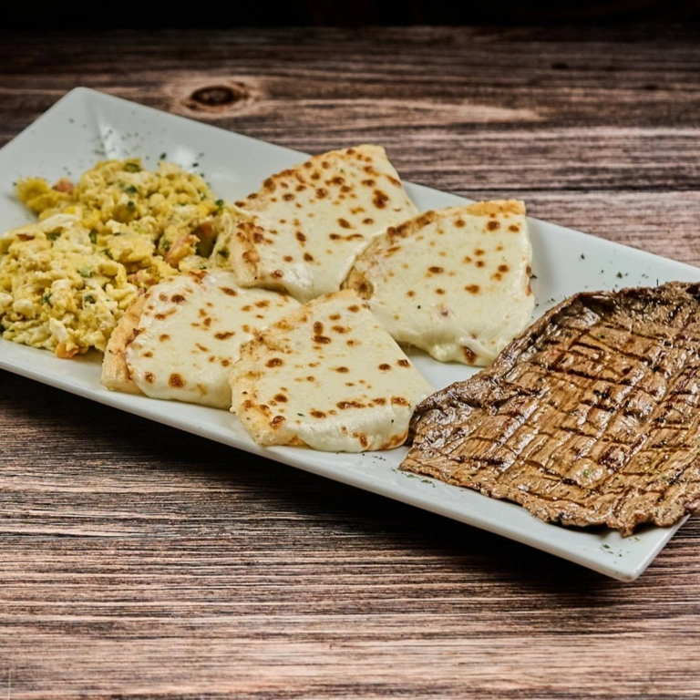 Carne a La Brasa con Arepa y Queso
