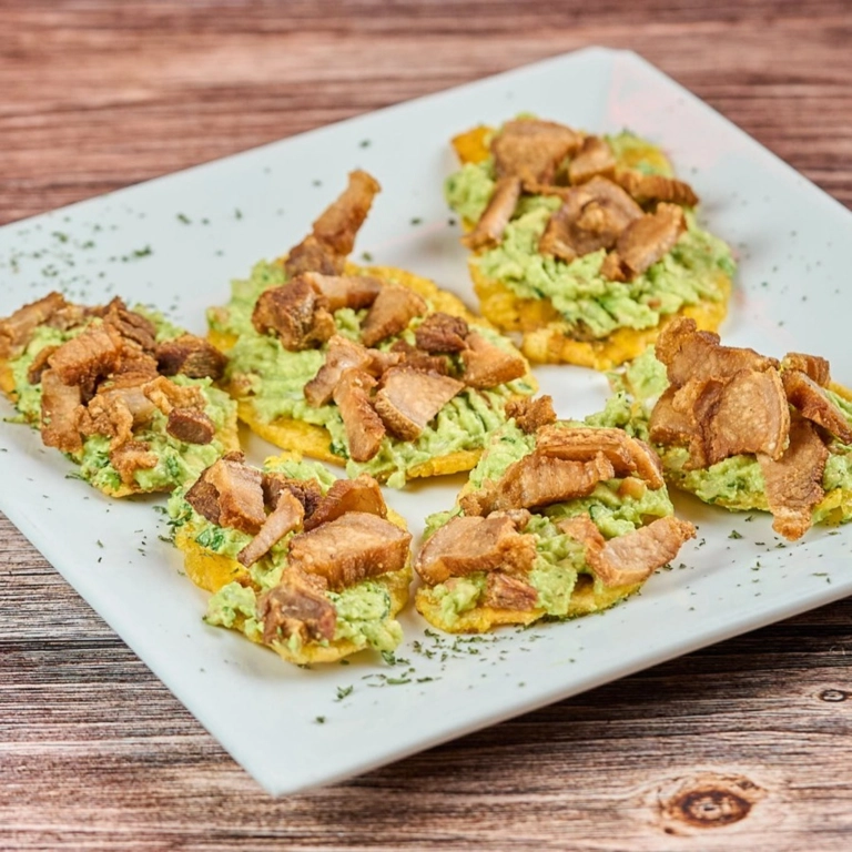 Guacamole con Tostone y Chicharrón