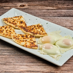 Huevos en Caserola con Arepa con Queso