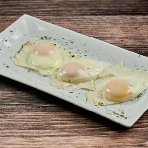 Huevos en Caserola con Arepa con Queso
