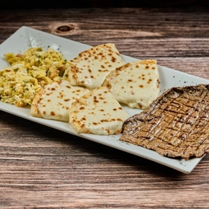 Carne a La Brasa con Arepa y Queso