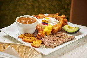 Paisa entraña colombiana con frijoles, chorizo y aguacate en Ridgewood.