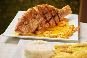 Pargo marinado colombiano con camarones y salsa amarilla en Ridgewood.