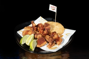 Pork crackling, Mini arepa & Lemon