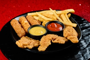 3 Chicken Tenders, 3 Mozarella Sticks, Regular Fries & Jugo Hit