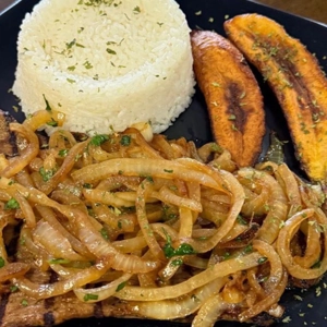 Esp Carne encebollada con arroz y maduro