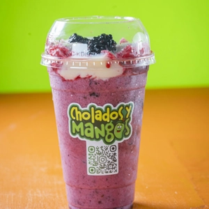 Morazo drink with visible blackberries and condensed milk at Cholados y Mangos in Jackson Heights.