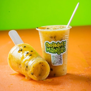Paleta Maracumango with visible mango and passion fruit seeds at Cholados y Mangos in Jackson Heights.