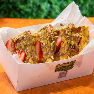 Wafflebono chocolate Dubai con fresas y salsa de chocolate en Jackson Heights.