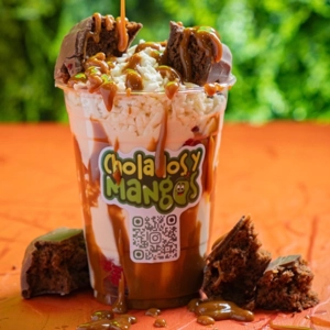 Fresas crema queso ChocoBrownie con trozos de brownie y salsa de caramelo en Jackson Heights.