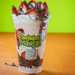 Fresas crema oreo Nutella with strawberries, whipped cream, and chocolate drizzle in Jackson Heights.