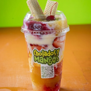 Cholado Original con fresas y leche condensada en Jackson Heights.