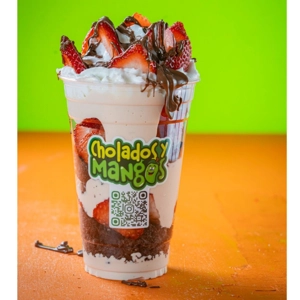 Fresas Oreo y Nutella with strawberries, whipped cream, and Nutella in Jackson Heights.