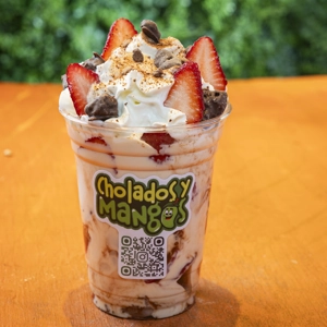 Fresas con crema Milo con fresas frescas y crema chantilly en Jackson Heights.