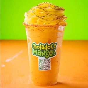 Frappe de mango con tiras de mango, sal y tajín en Jackson Heights.