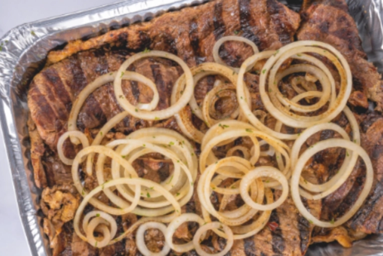 BISTEC ENCEBOLLADO CATERING