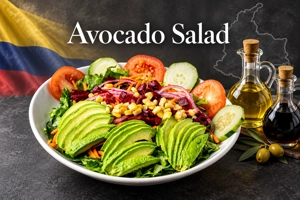 Ensalada mixta colombiana con aguacate, maíz y tomate en West New York.