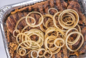 BISTEC ENCEBOLLADO CATERING