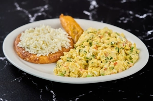 AREPA DE CHOCOLO CON QUESO Y HUEVOS REVUELTOS 