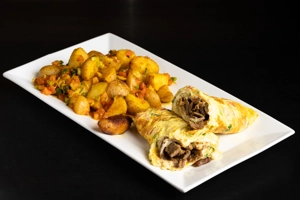 OMELETTE CON CARNE Y PAPA DE LA CASA