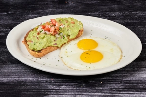 TOSTADA DE AGUACATE CON HUEVO
