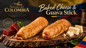 Palito de queso y guayaba colombiano con masa dorada, acompañado de trozos de queso y guayaba en una tabla de madera.