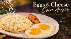 Arepa con queso y huevos en cacerola, acompañada de plátano frito. Cocina colombiana.