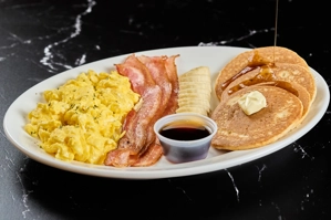 PANCAKES CON HUEVOS REVUELTOS 
