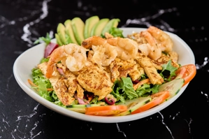ENSALADA DE POLLO Y CAMARONES AL AJILLO