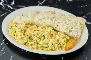HUEVOS REVUELTOS CON AREPA CON QUESO