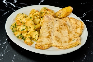 MIGAS CON PECHUGA A LA PLANCHA 