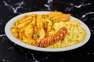 MIGAS CON HUEVOS Y CHORIZO 