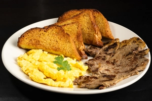 FRENCH TOAST CON CARNE Y HUEVO REVUELTO PLAIN