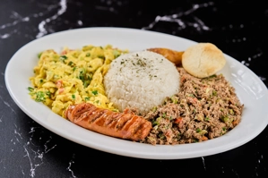 CARNE MOLIDA CON ARROZ CHORIZO Y HUEVOS
